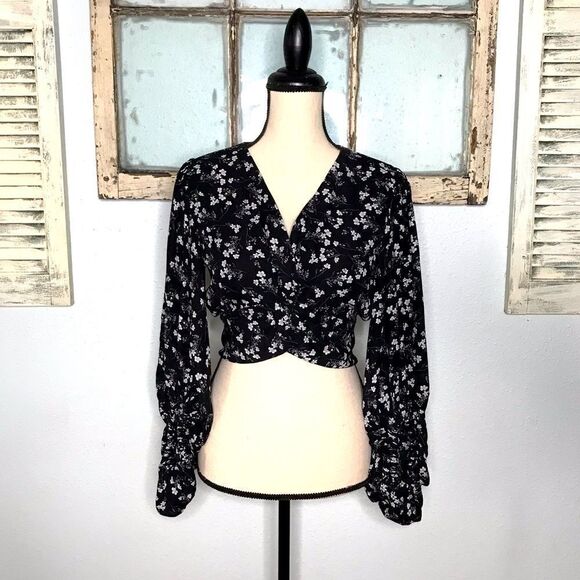 Adorable NWT Long Balloon Sleeve Floral Crop Top - Picture 1 of 11